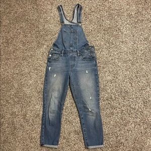 Levi’s Overalls ✨